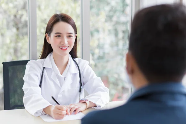 Asiática Profesional Médico Que Lleva Abrigo Médico Habla Con Hombre — Foto de Stock