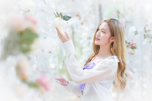 Ázsiai Gyönyörű Mosolyog Áll Fehér Rózsa Virág Kert Mint Természetes — Stock Fotó