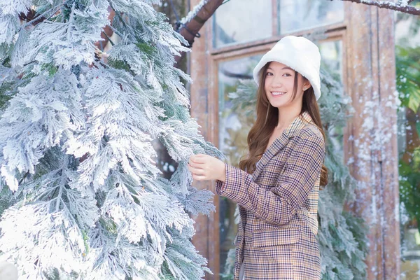 Beautiful Asian Woman Wears White Hat Plaid Coat Standing Outdoors — Stock Photo, Image