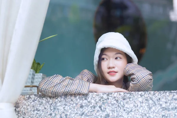 Beautiful Asian Woman Wears White Hat Plaid Coat While She — Stock Photo, Image