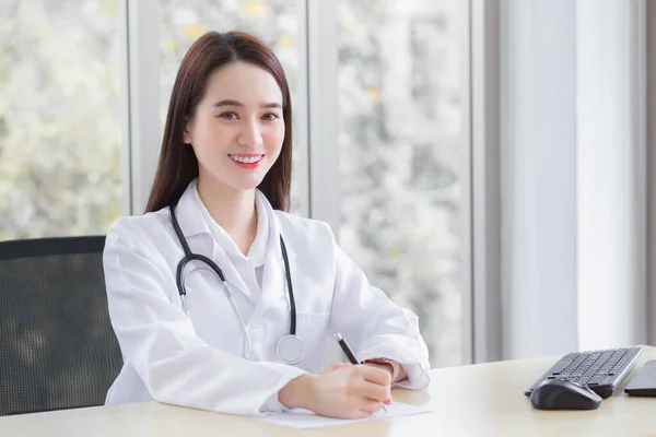 Professional Asian Woman Doctor Wears Medical Coat Stethoscope While She — Stock Photo, Image