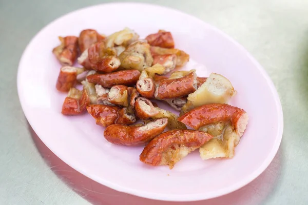 Zacht Heerlijk Gegrild Varkensvlees Pasteitjes Gesneden Roze Borden Tafel Smaken — Stockfoto