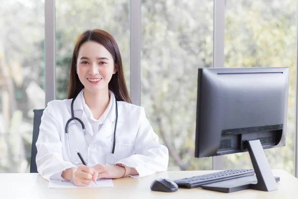 Professionale Medico Donna Asiatica Indossa Cappotto Medico Stetoscopio Mentre Lei — Foto Stock