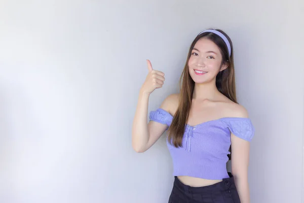 Joven Hermosa Mujer Asiática Con Una Camisa Púrpura Está Actuando —  Fotos de Stock