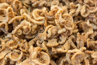 Domuz eti çatırdatma (domuz eti, domuz eti tırmalama) abur cubur olarak kızartılmış domuz derisidir ve Tayland usulü erişteyle yiyebiliriz..