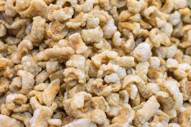 Domuz eti çatırdatma (domuz eti, domuz eti tırmalama) abur cubur olarak kızartılmış domuz derisidir ve Tayland usulü erişteyle yiyebiliriz..