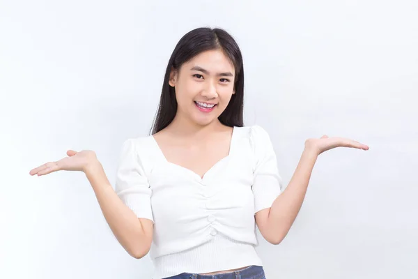 Asyalı Güzel Kadın Gülümsüyor Beyaz Arka Planda Bir Şey Göstermek — Stok fotoğraf