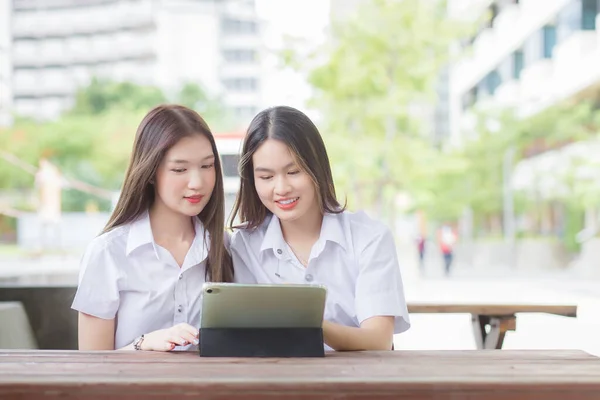 Två Unga Asiatiska Kvinnliga Studenter Konsulterar Tillsammans Och Använder Surfplatta — Stockfoto