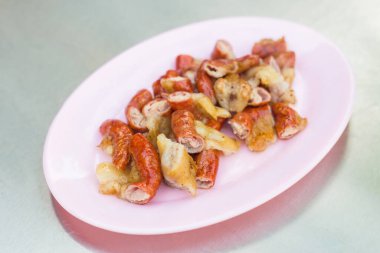 Yumuşak ve lezzetli ızgara domuz köfteleri pembe tabakta dilimlenmiş. Tadı güzel. Kuzeydoğu Tayland yemeği Tayland 'da bir sokak yiyeceğidir..