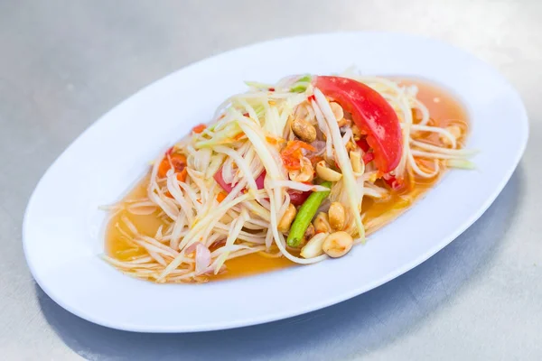 木瓜沙拉是用未成熟木瓜切碎制成的辣沙拉 原产于老挝族 也在东南亚各地被食用 是泰国菜 — 图库照片