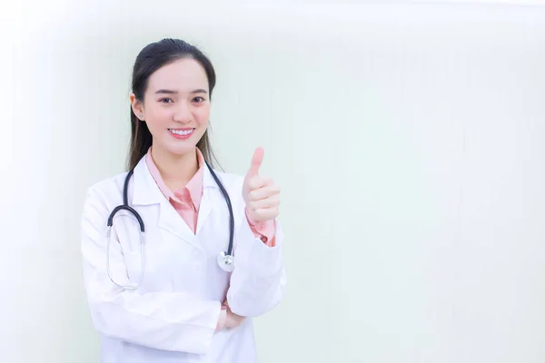 Лікар Азії Який Носить Медичне Пальто Показує Хороший Знак Галузі — стокове фото