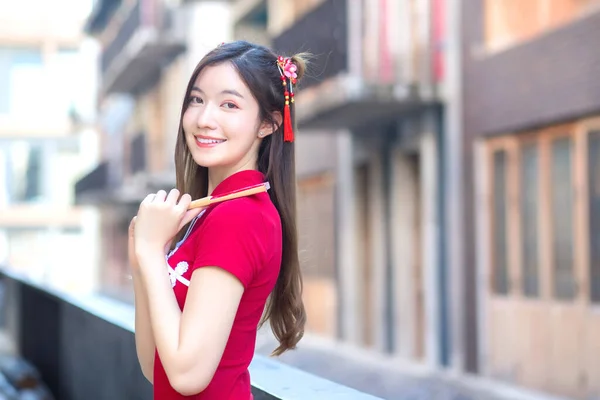 Hermosa Mujer Asiática Puestos Vestido Rojo Sostiene Ventilador Entre Centro —  Fotos de Stock