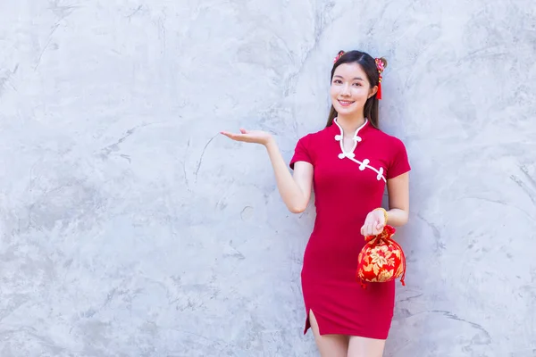 Mujer Hermosa Asiática Puestos Vestido Rojo Sosteniendo Una Bolsa Roja —  Fotos de Stock