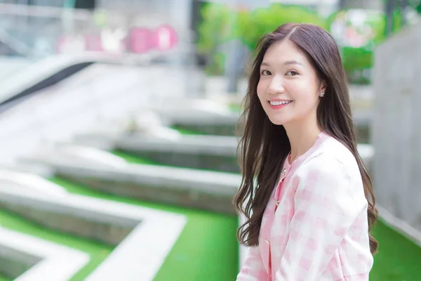 Ázsiai Gyönyörű Rózsaszín Fehér Csíkos Kabát Zöld Lépcső Mint Háttér — Stock Fotó