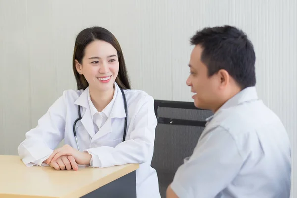 Joven Asiática Profesional Médico Buen Humor Sonrisa Sugiere Soluciones Salud — Foto de Stock