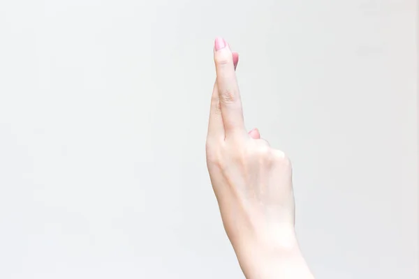 亚洲年轻女子的手交叉着手指做手势 迷信和幸运的手势 希望的表情 没有像承诺的那样在柔软的白色背景下做 — 图库照片