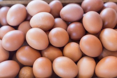 Taze yumurta yığını Suki Shabu and Grill restoranındaki ahşap tepsiye konmuş. Yüksek proteinli bir besin kaynağıdır ve sağlık için iyidir..