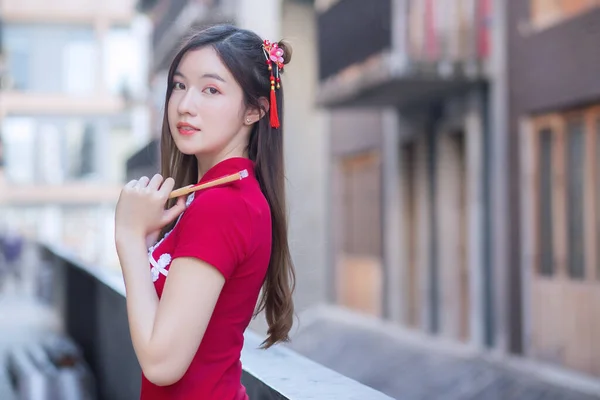 Piękna Azjatka Czerwonej Sukience Stoi Posiada Wentylator Wśród Starego Centrum — Zdjęcie stockowe