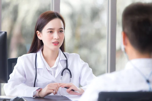 Asiatische Ärztin Schlägt Ihrer Patientin Untersuchungsraum Des Krankenhauses Medizinische Lösung — Stockfoto