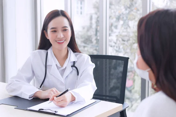 Asiatico Professionista Donna Medico Suggerisce Soluzione Sanitaria Suo Paziente Anziani — Foto Stock