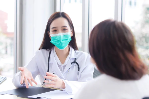 Asiatico Professionista Donna Medico Suggerisce Soluzione Sanitaria Suo Paziente Anziani — Foto Stock