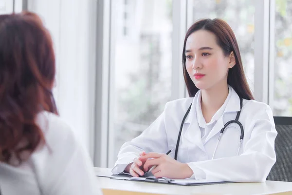 Asiatische Ärztin Schlägt Ihrer Patientin Untersuchungsraum Des Krankenhauses Medizinische Lösung — Stockfoto