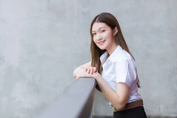 Portret Dorosłego Tajlandzkiego Studenta Uniformie Studenckiej Azji Piękne Dziewczyna Siedzi — Zdjęcie stockowe