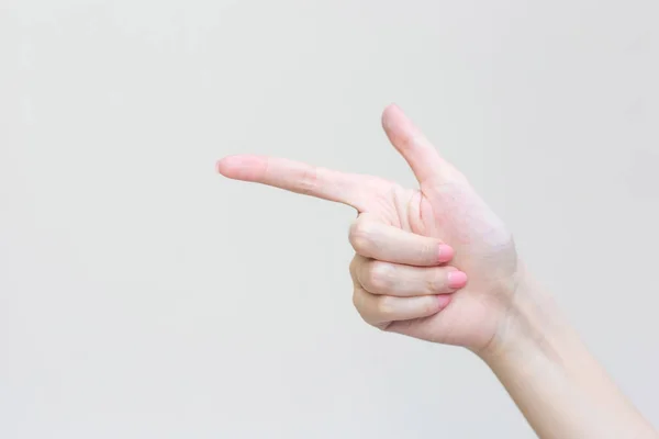 美丽的女性的手显示手指是指甲概念中的一个指示符号 用来展示白色背景上的东西 — 图库照片