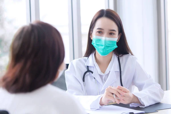 Asiática Profesional Médico Sugiere Solución Sanitaria Paciente Edad Avanzada Sala — Foto de Stock