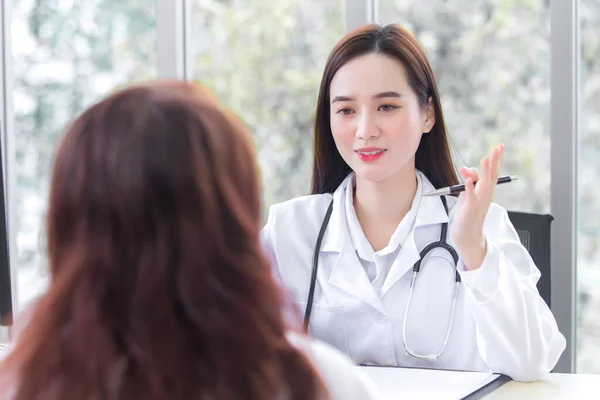 Asiática Profissional Médico Feminino Dar Sugestão Informações Cuidados Saúde Para — Fotografia de Stock