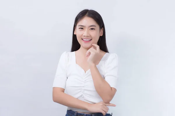 Portret Aziatische Mooie Vrouw Wit Shirt Raakt Haar Gezicht Glimlacht — Stockfoto