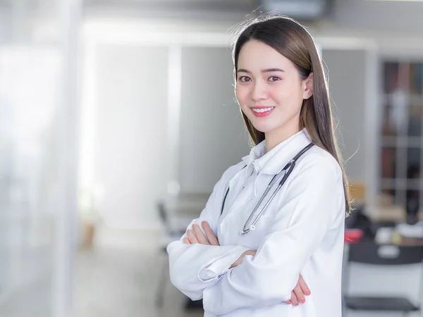 Profesyonel Güzel Bayan Doktor Kollarını Kavuşturmuş Kameraya Bakıp Gülümsüyor Hastanedeki — Stok fotoğraf