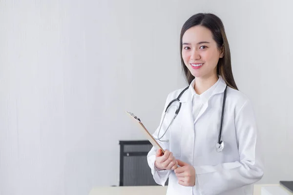 Profissional Bonito Jovem Médico Segurando Documento Área Transferência Sorrindo Olhando — Fotografia de Stock