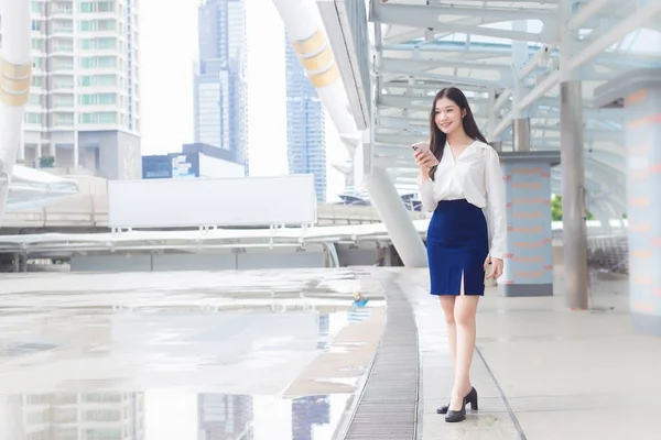 Joven Mujer Negocios Asiática Oficina Lugar Trabajo Que Ella Tiene — Foto de Stock