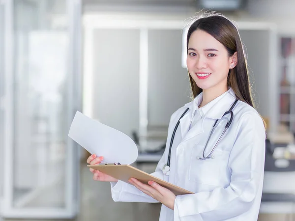 Profesional Hermosa Joven Doctora Sosteniendo Documento Portapapeles Sonriendo Mirando Cámara — Foto de Stock