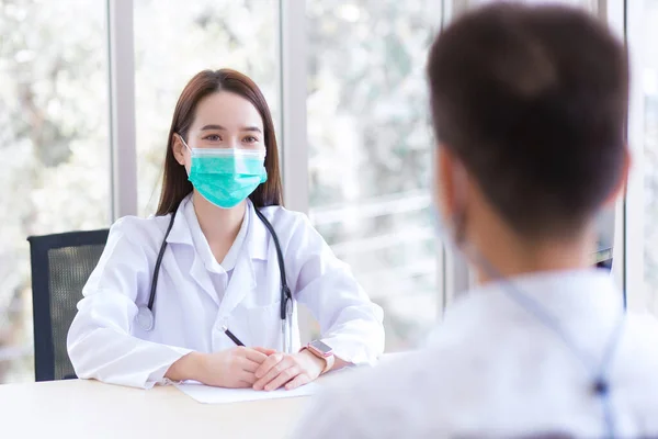 Profession Asian Beautiful Woman Doctor Talking Man Patient His Pain — Foto Stock
