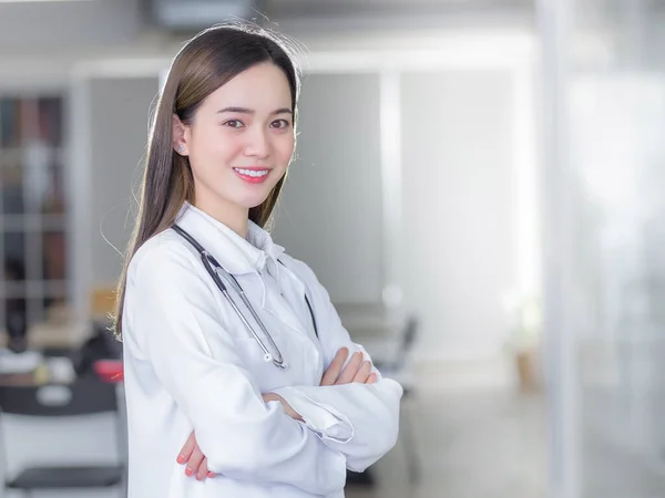 Professional Beautiful Young Female Doctor Standing Arms Crossed Smiling Looking — ストック写真