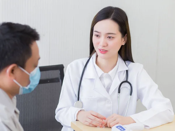 Professionnel Belle Jeune Asiatique Médecin Femme Parler Avec Patient Homme — Photo