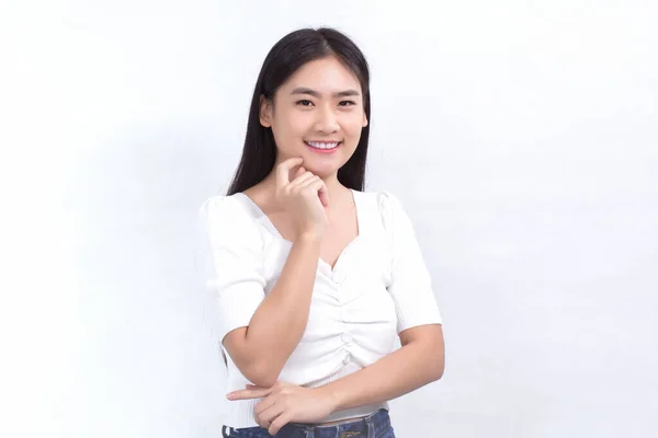 Retrato Ásia Bela Menina Branco Camisa Toca Ela Rosto Sorrisos — Fotografia de Stock