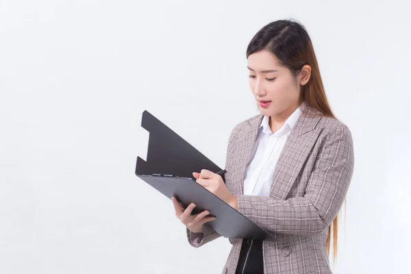 Langhaarige Asiatische Geschäftsfrau Hält Das Klemmbrett Der Hand Während Sie — Stockfoto