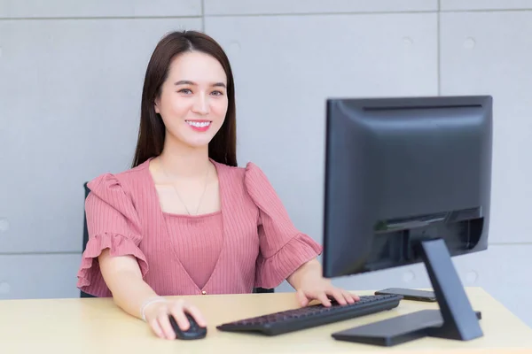 Professionelle Junge Asiatische Geschäftsfrau Die Rosa Kleid Trägt Arbeitet Während — Stockfoto