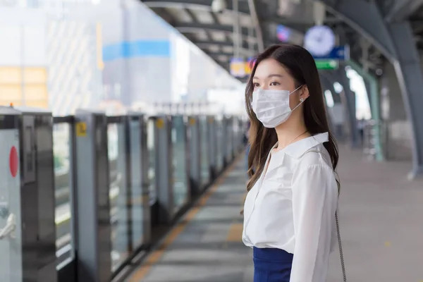 Asian Professional Business Female Long Hair Wears Mask Waiting Workplace — 图库照片
