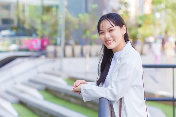 Beyaz Gömlek Omuz Çantası Giyen Asyalı Kendine Güvenen Genç Kadını — Stok fotoğraf