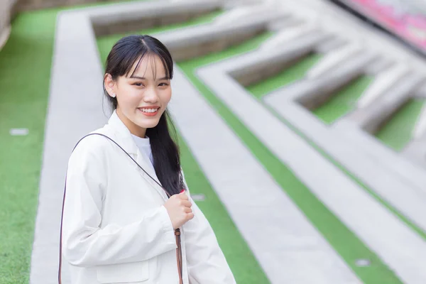 Beyaz Gömlek Omuz Çantası Giyen Asyalı Kendine Güveni Tam Genç — Stok fotoğraf