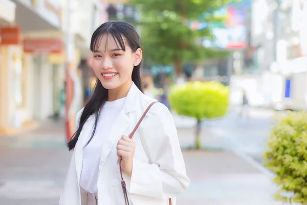 Beyaz Gömlek Omuz Çantası Giyen Asyalı Kendine Güvenen Genç Kadını — Stok fotoğraf