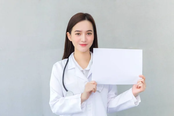 Ázsiai Orvos Aki Visel Orvosi Kabát Tartja Azt Mutatja Fehér — Stock Fotó