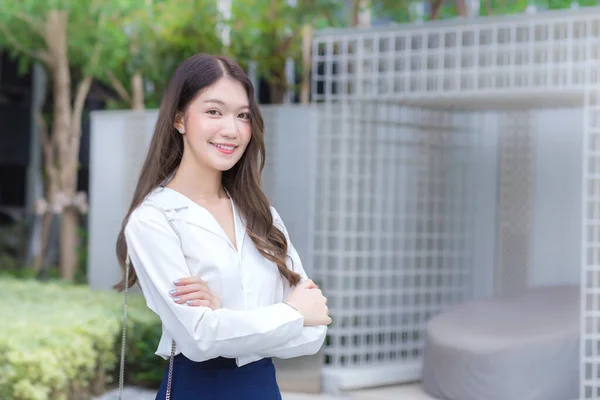 Asian Businesswoman Wearing White Shirt Standing Her Arms Crossed Smile — Foto Stock