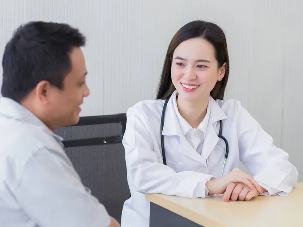 Professionale Bella Giovane Medico Femminile Asiatico Parlando Con Paziente Uomo — Foto Stock