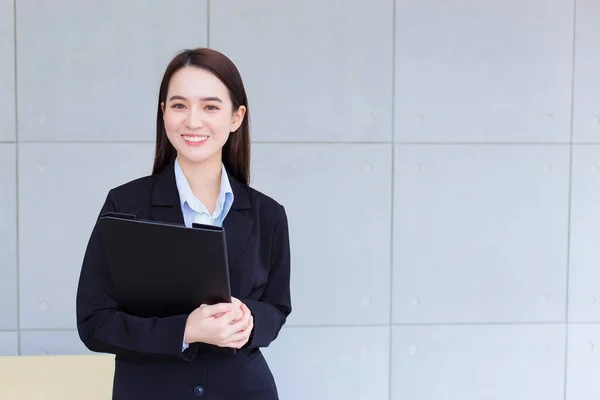 Young Asian Professional Working Woman Black Suit Holds Clipboard Her — Stockfoto