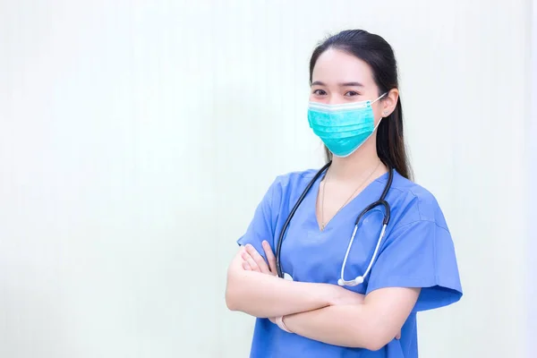 Asijský Lékař Nosí Lékařský Kabát Stetoskopem Lékařskou Obličejovou Maskou Ochranu — Stock fotografie